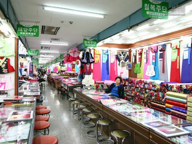 동대문 종합시장 내부의 모습입니다. 해당 층은 의류 재료를 파는 곳으로 각종 원단과 한복이 진열되어 있습니다.