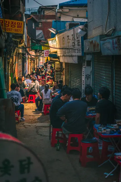 밤에 사람들로 붐비는 을지로 골목 풍경