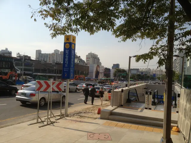 압구정로데오역 2번 출구 앞 거리 모습