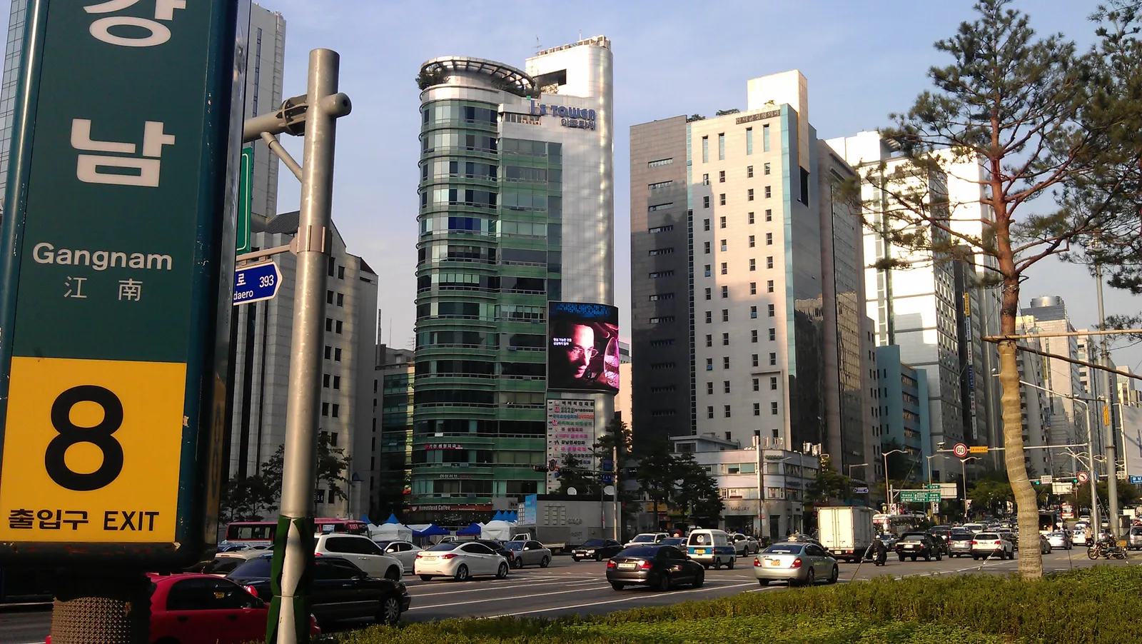 江南站出口外的街道(参考图片,请出发前确认具体出口)